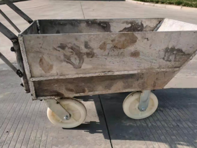 鋁鎂合金分公司二車間電解槽穿槽小車投入使用中